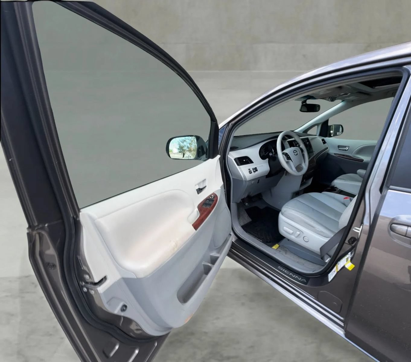 Used 2014 Toyota Sienna XLE FWD image 12