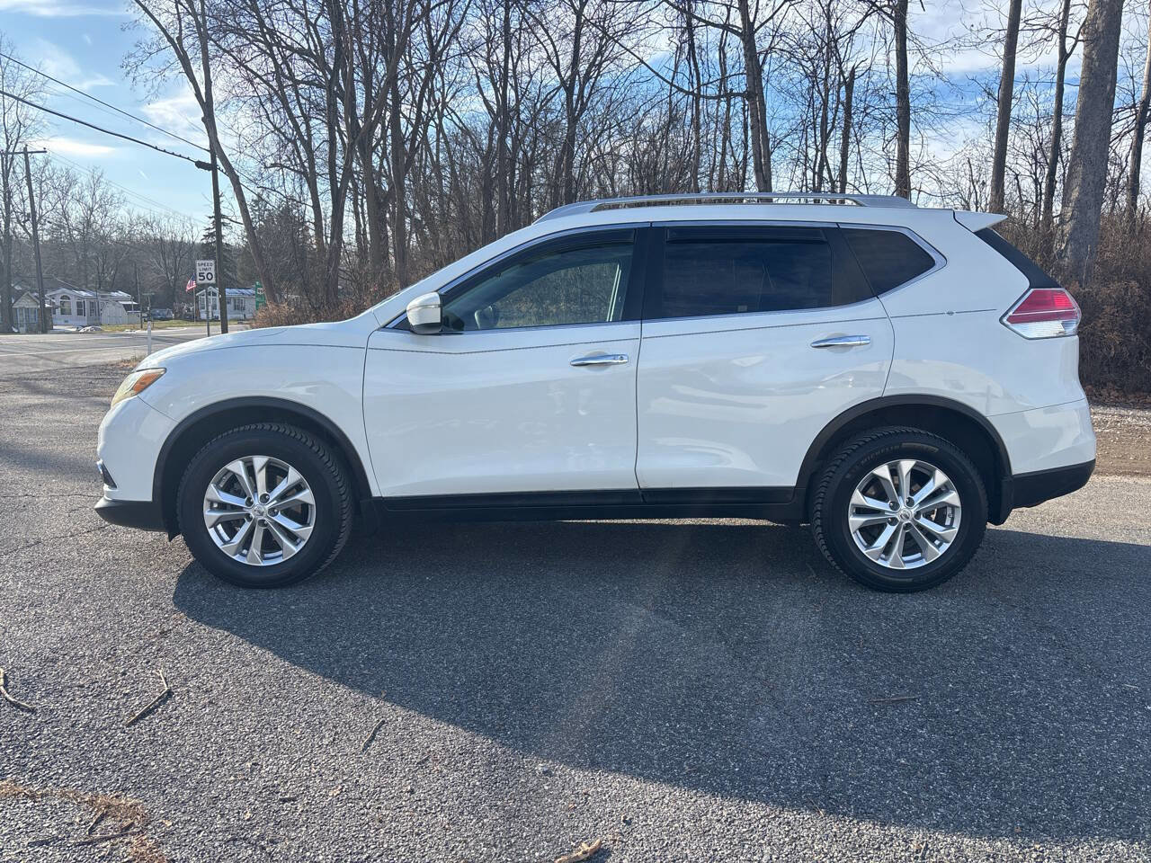 Used 2015 Nissan Rogue SV w/ SV Moonroof Package image 2