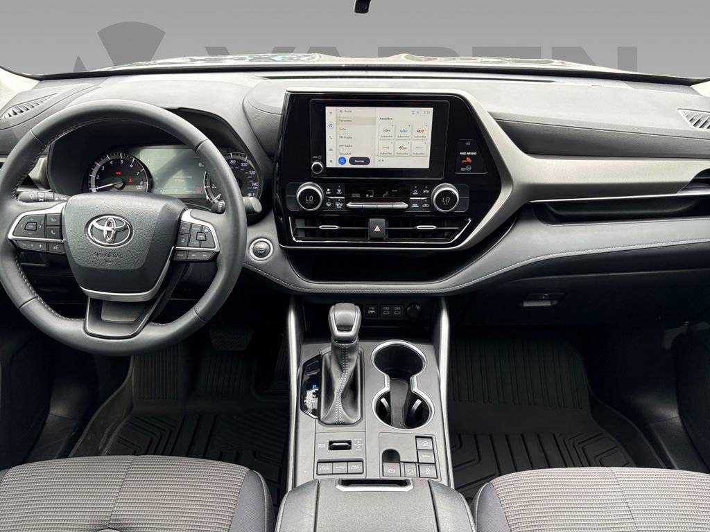 Used 2024 Toyota Highlander LE AWD/4WD image 2