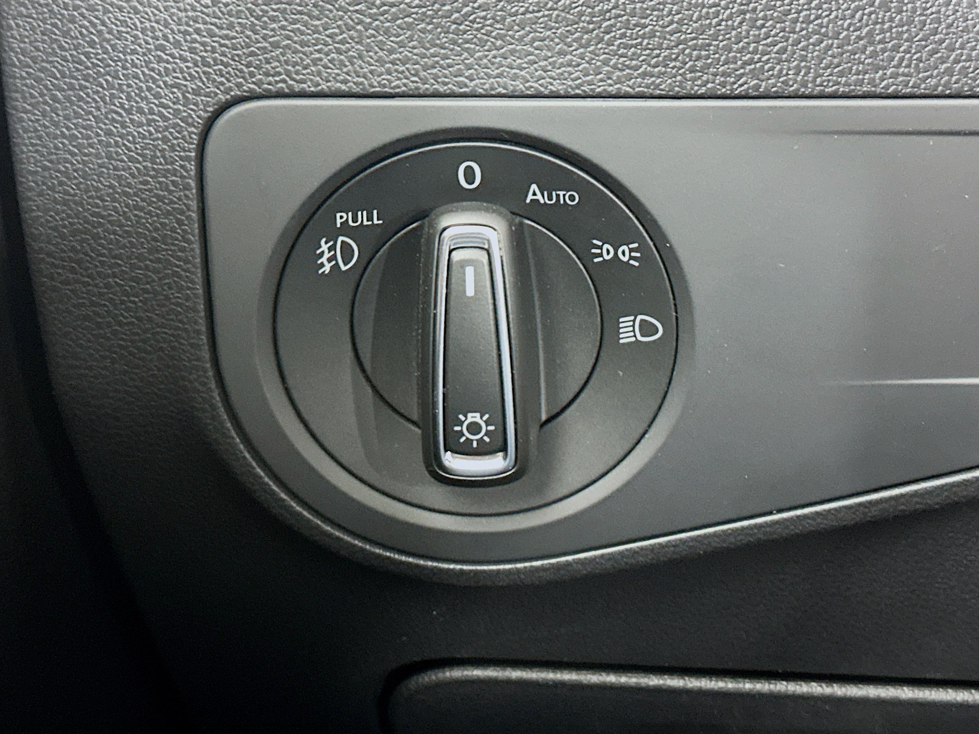 Used 2020 Volkswagen Tiguan SEL FWD image 16