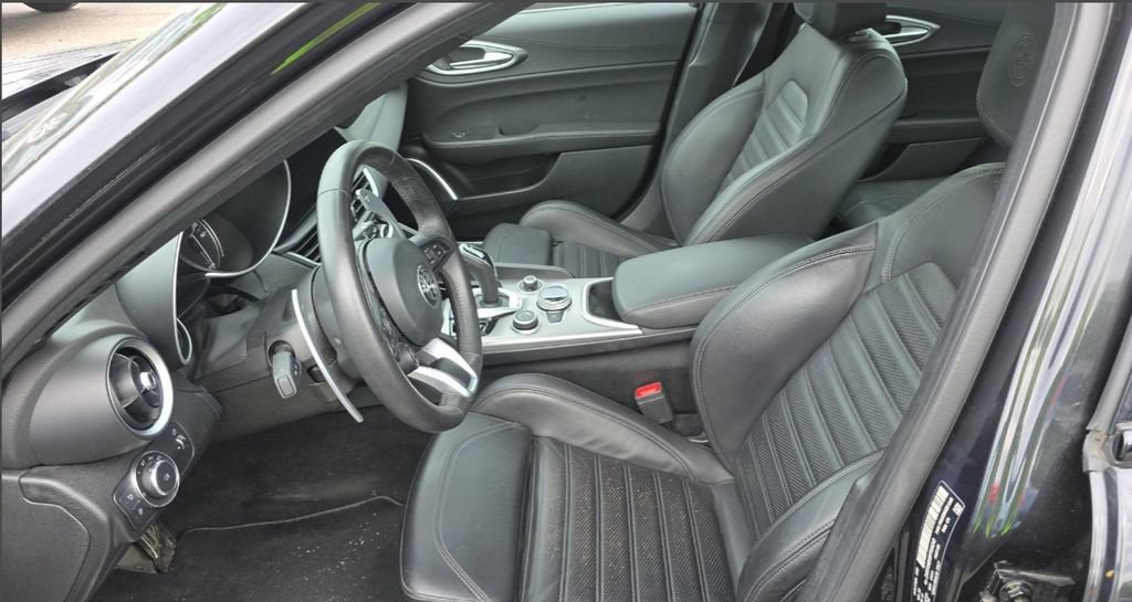 Used 2023 Alfa Romeo Giulia Veloce AWD/4WD image 4