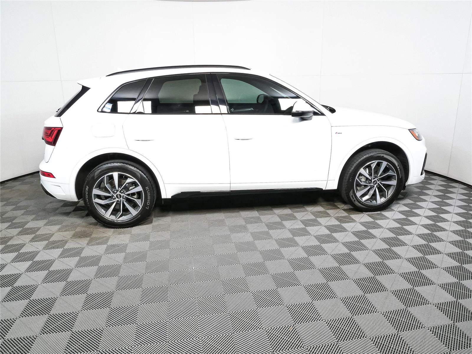 Used 2024 Audi Q5 2.0T Premium w/ Summer of Audi Package AWD/4WD image 2