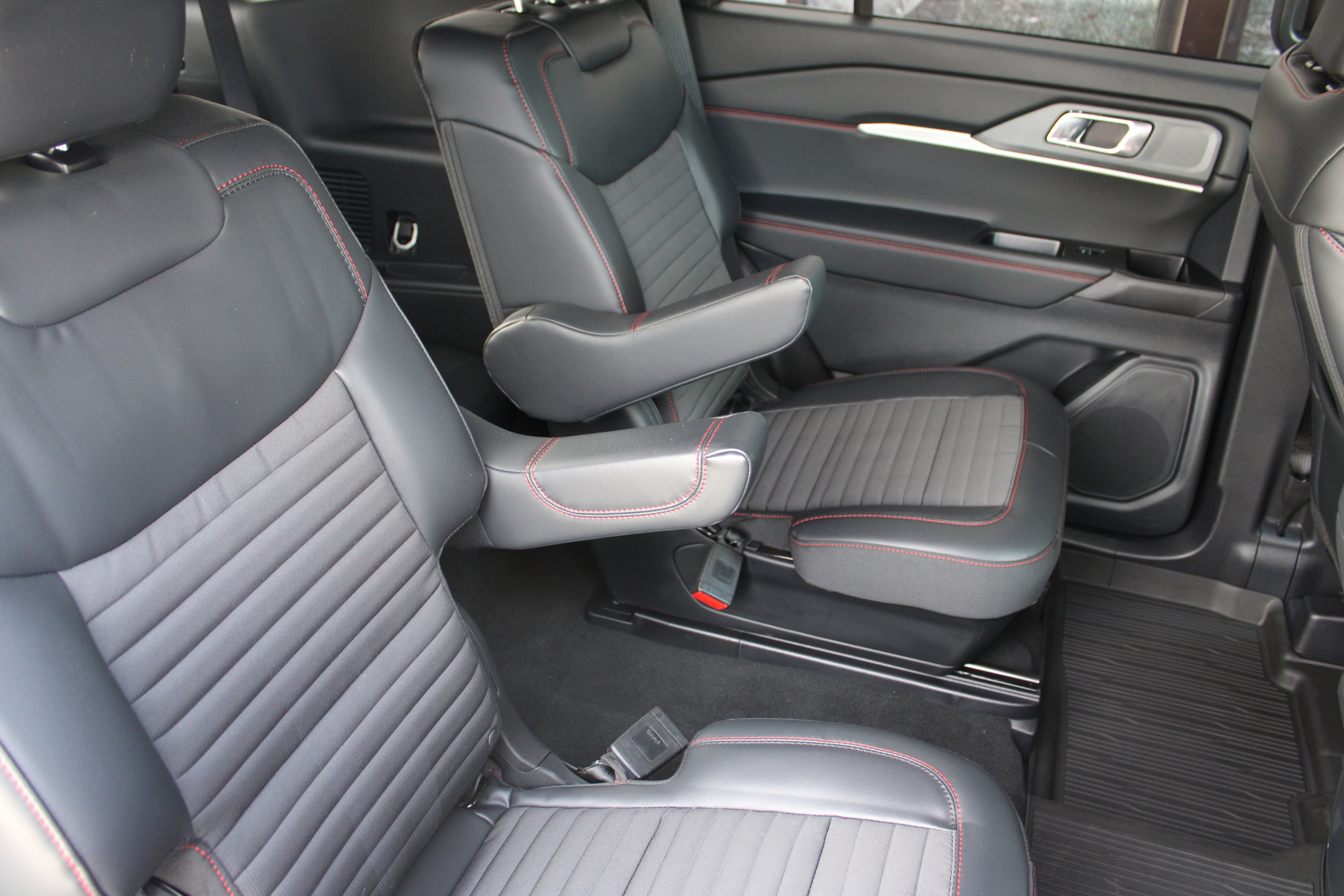 Used 2026 Ford Explorer ST-Line w/ ST-Line Street Pack RWD image 17