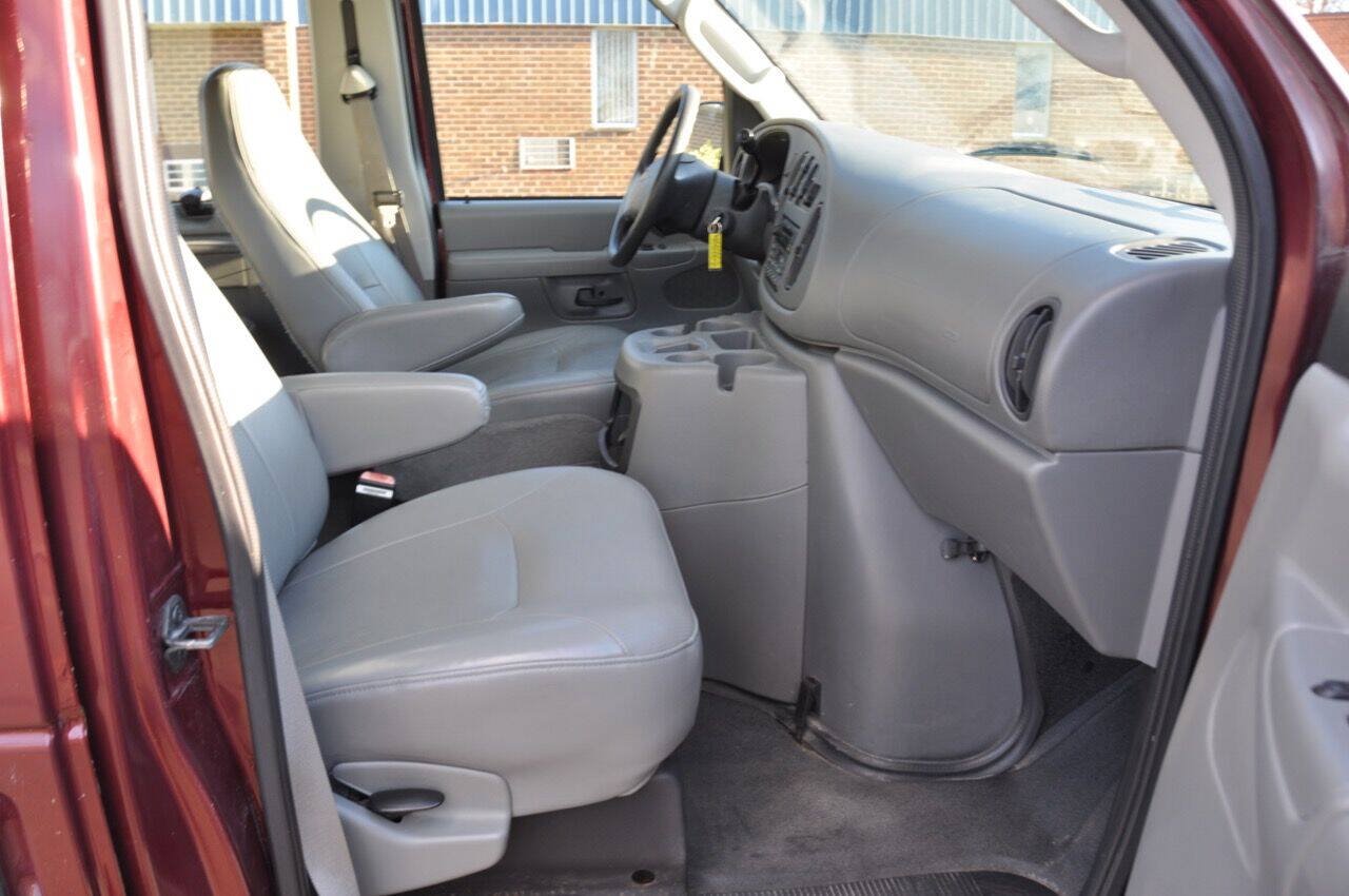Used 2005 Ford E-350 and Econoline 350 XL RWD image 30