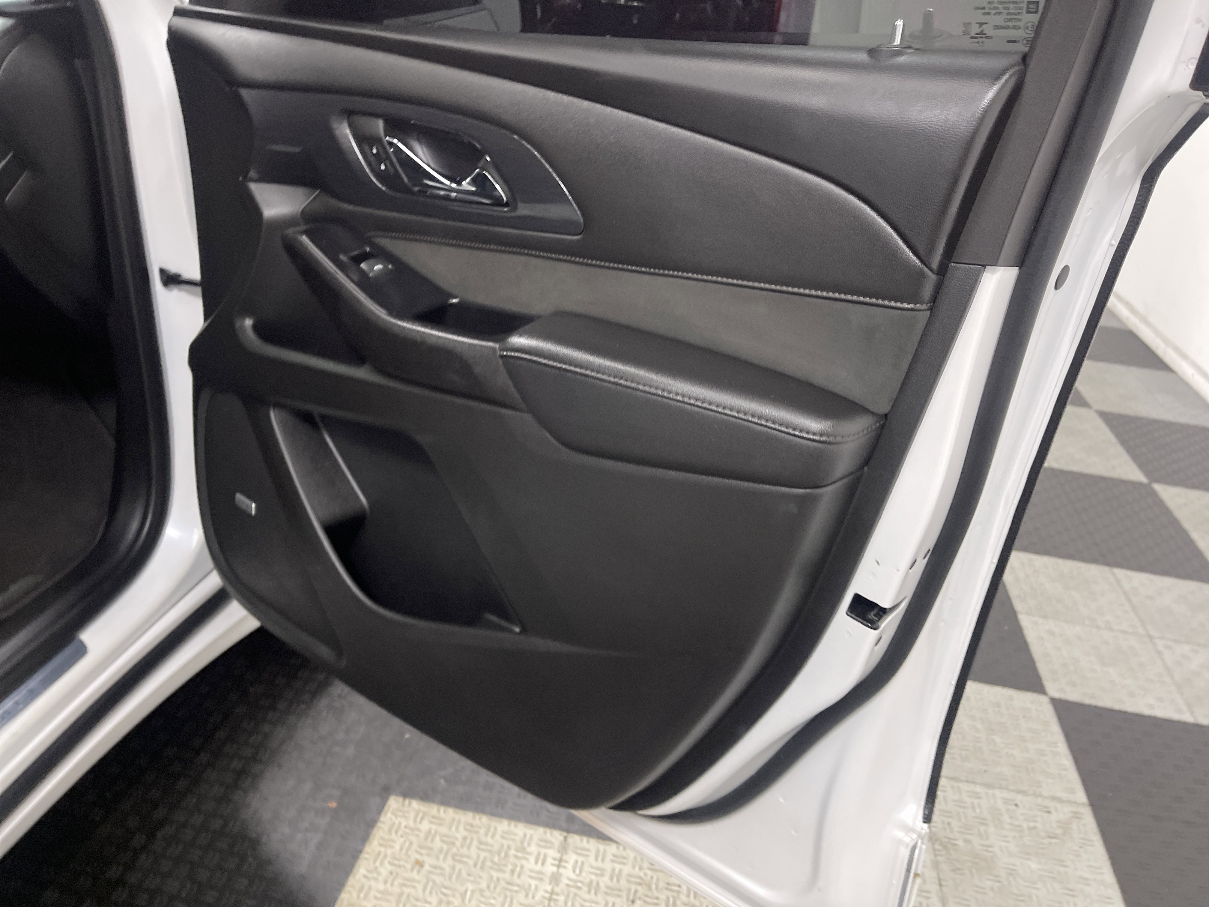 Used 2023 Chevrolet Traverse High Country image 25