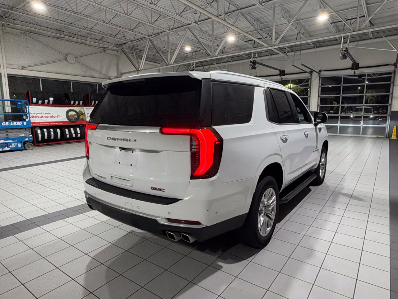 Used 2025 GMC Yukon Denali RWD image 4