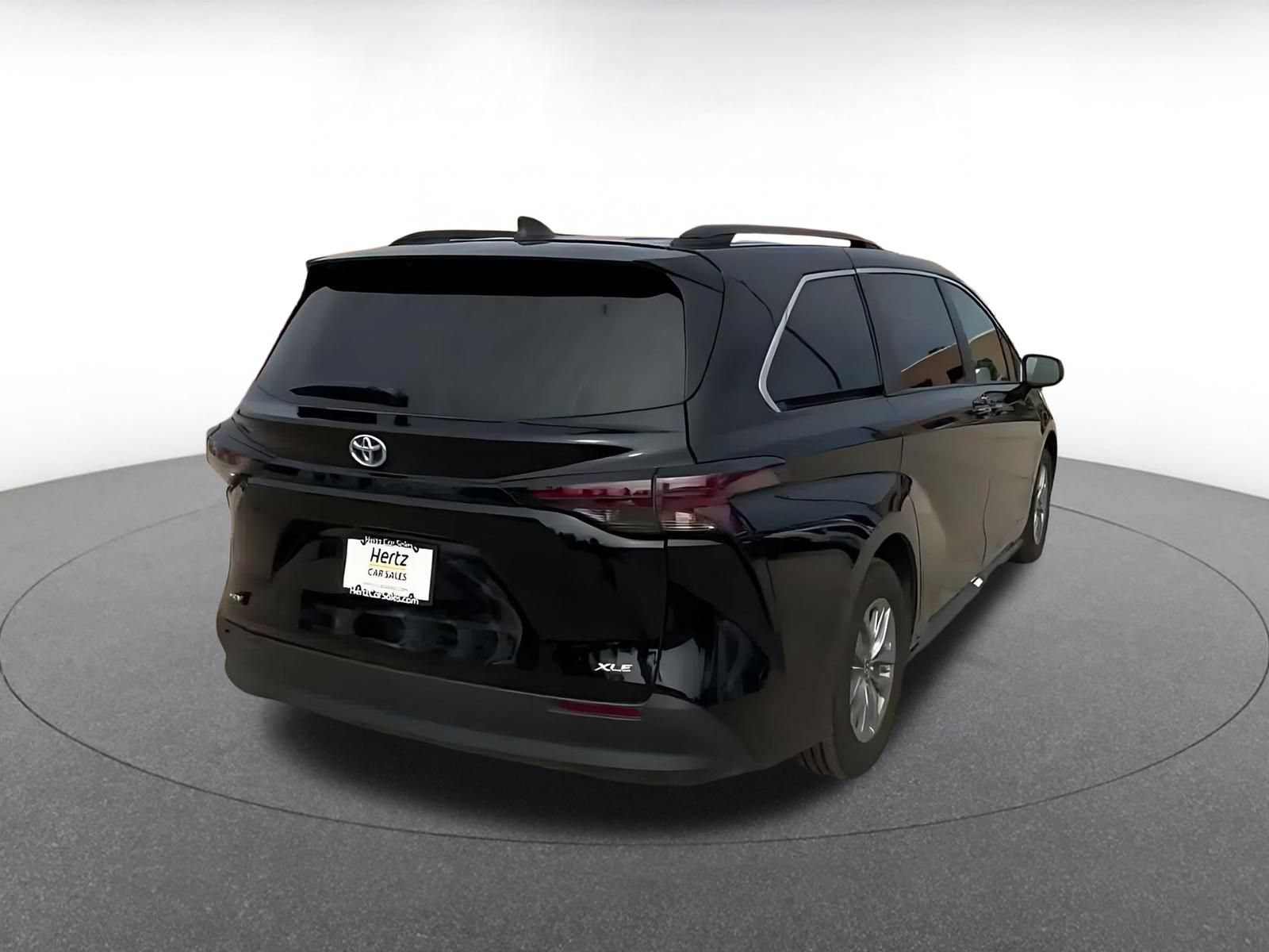Used 2025 Toyota Sienna XLE FWD image 13