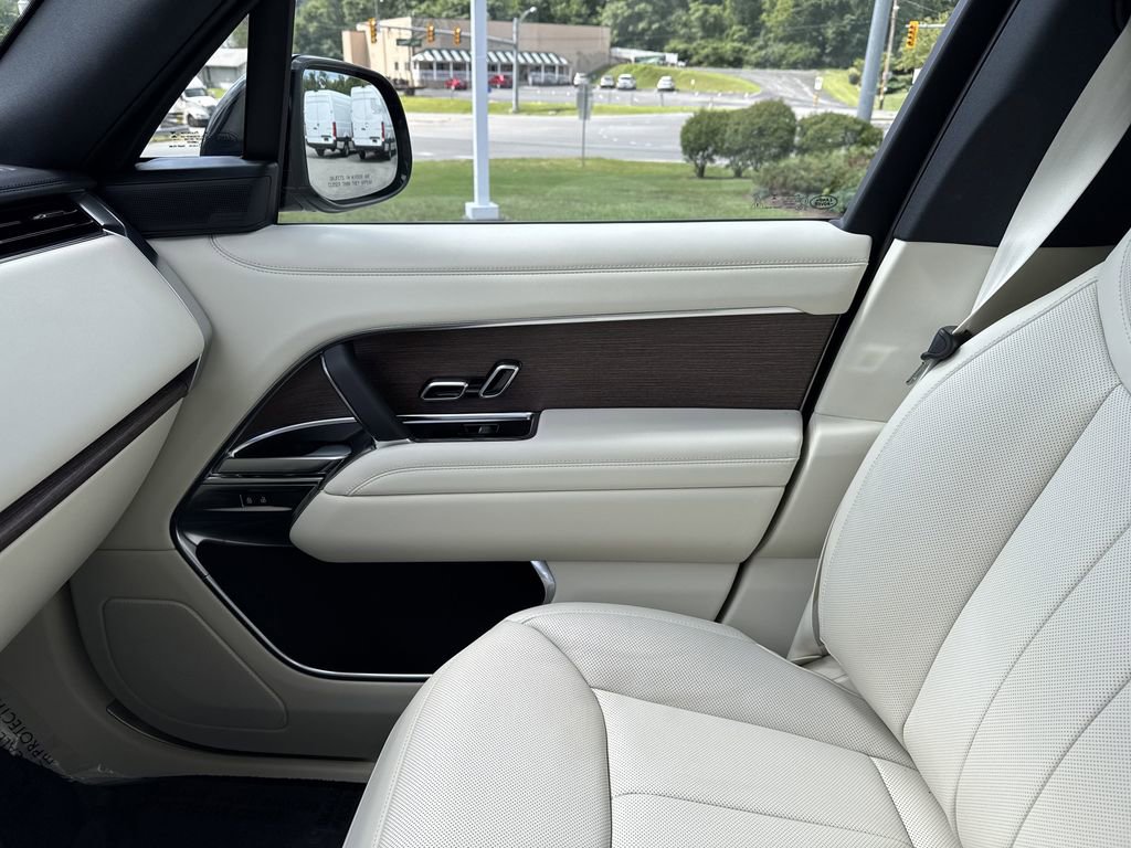 New 2025 Land Rover Range Rover SE image 26