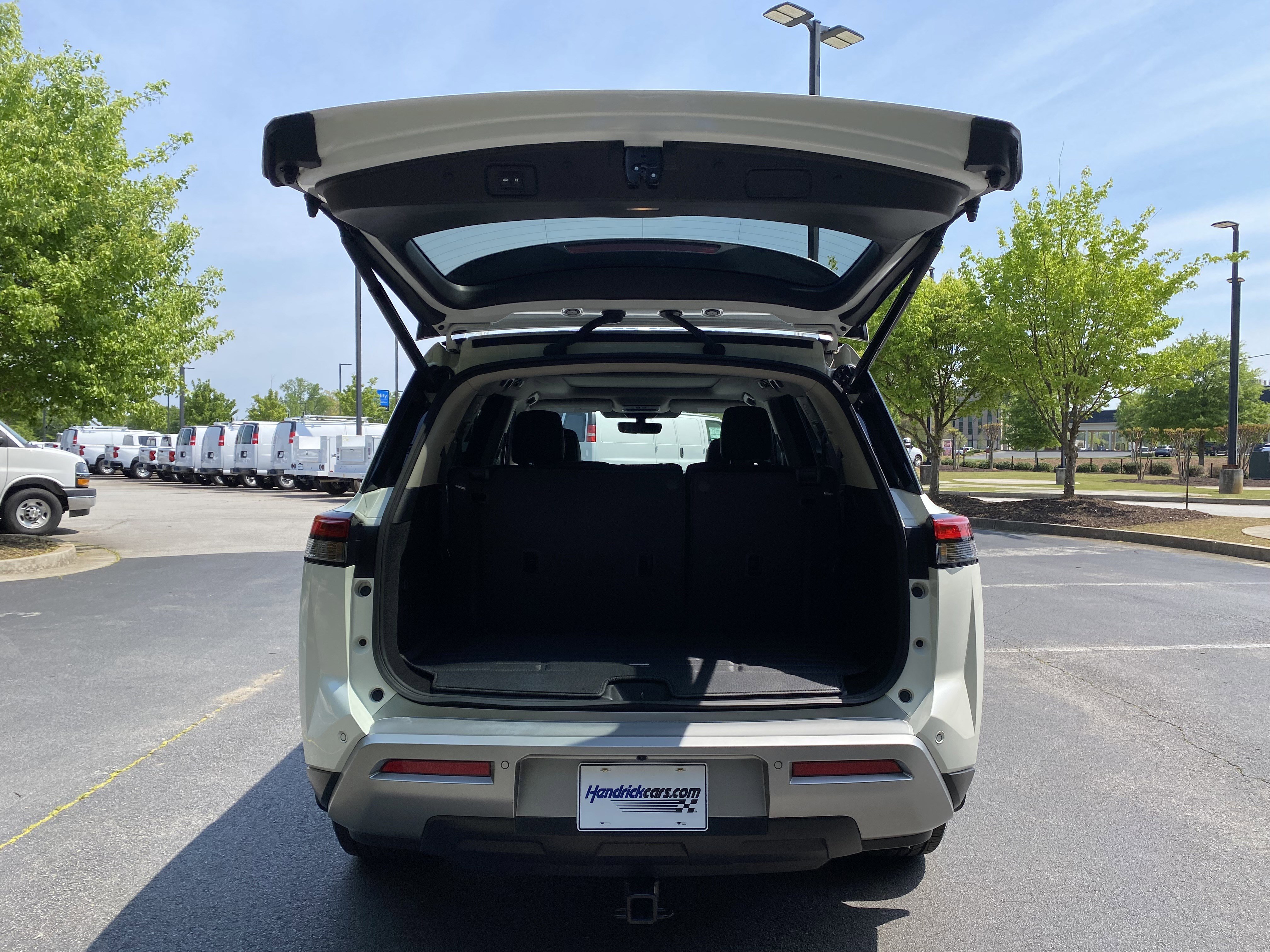 Used 2024 Nissan Pathfinder Platinum image 11