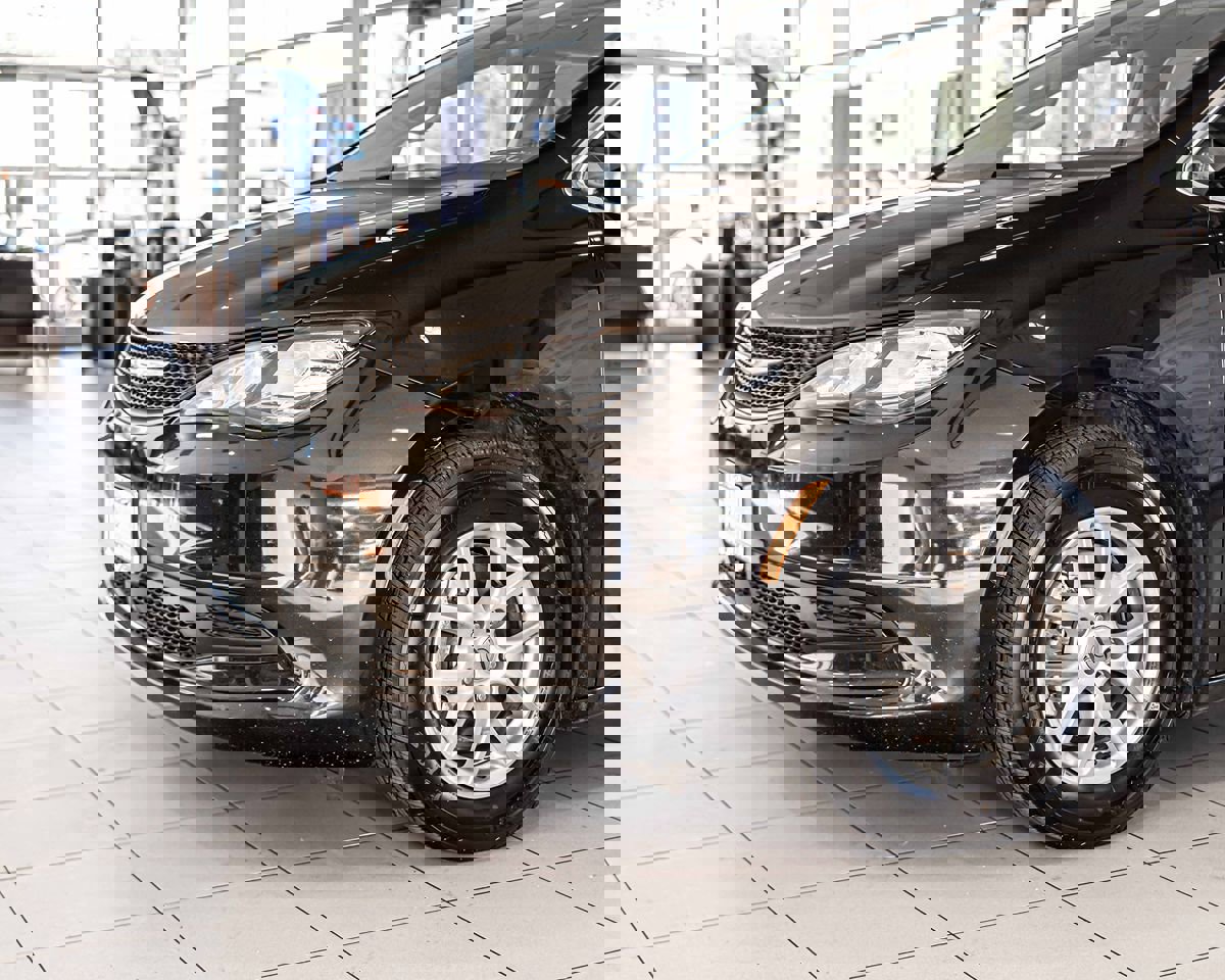 Used 2022 Chrysler Voyager LX image 4