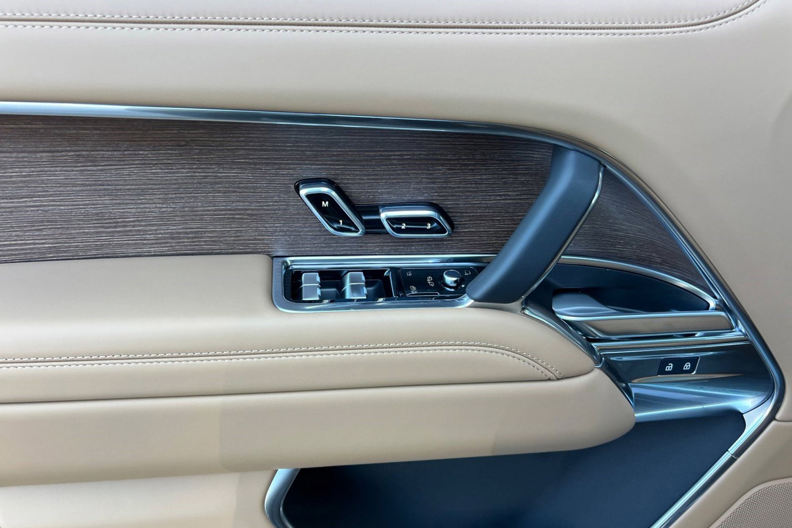 New 2026 Land Rover Range Rover Long Wheelbase SE image 15