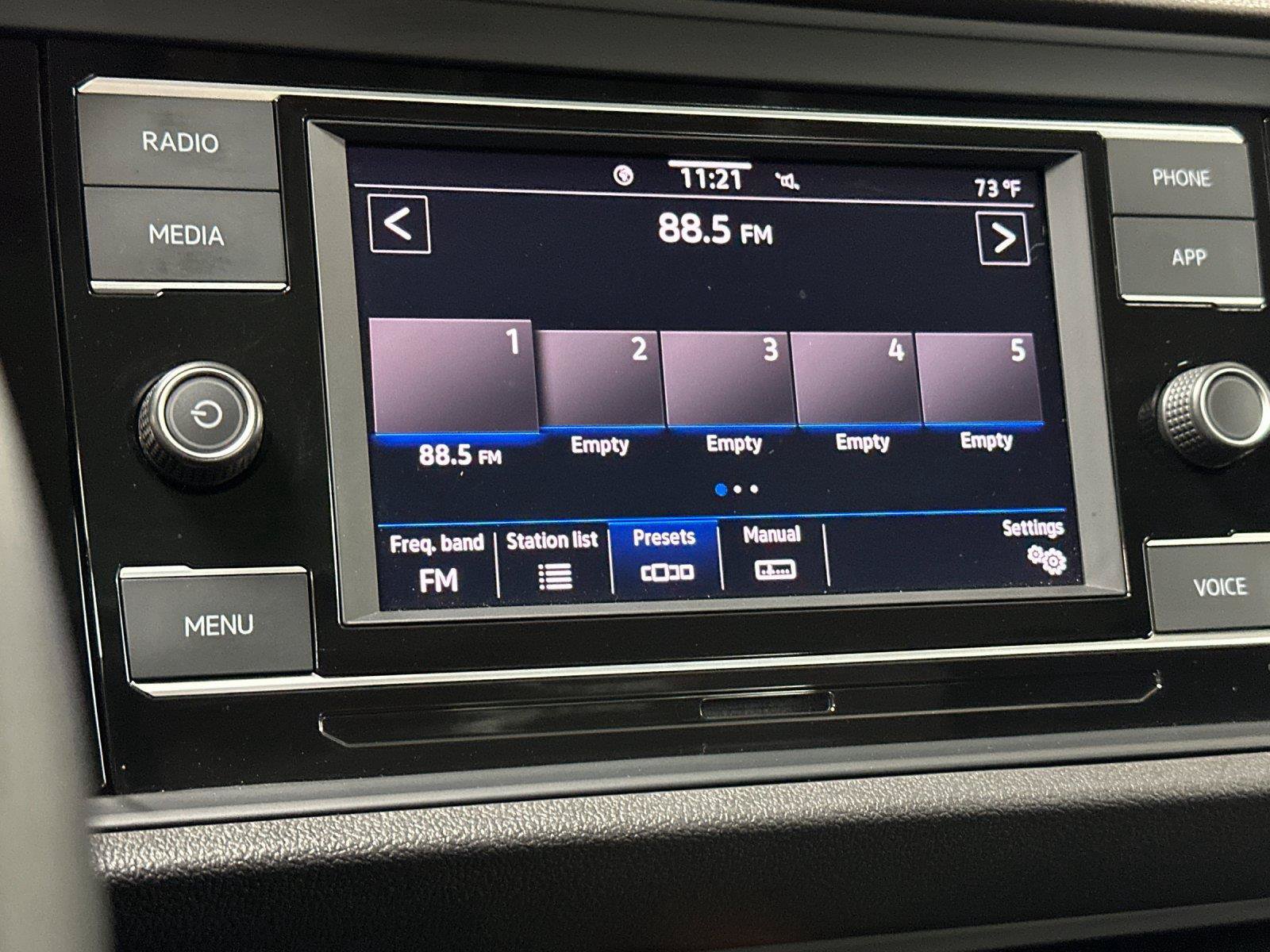 Used 2023 Volkswagen Jetta SE w/ Panoramic Sunroof Package FWD image 16