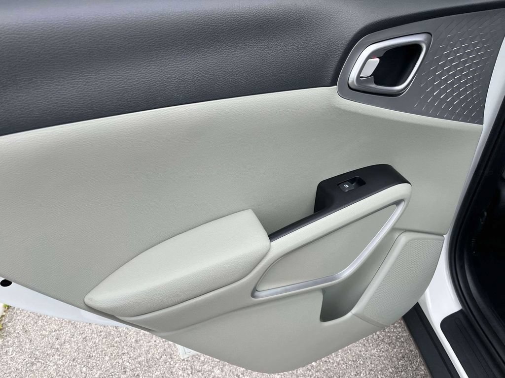 Used 2025 Kia Soul LX w/ LX Technology Package FWD image 5