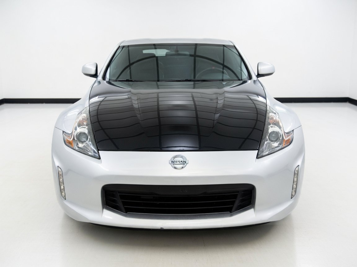 Used 2020 Nissan 370Z Coupe RWD image 2