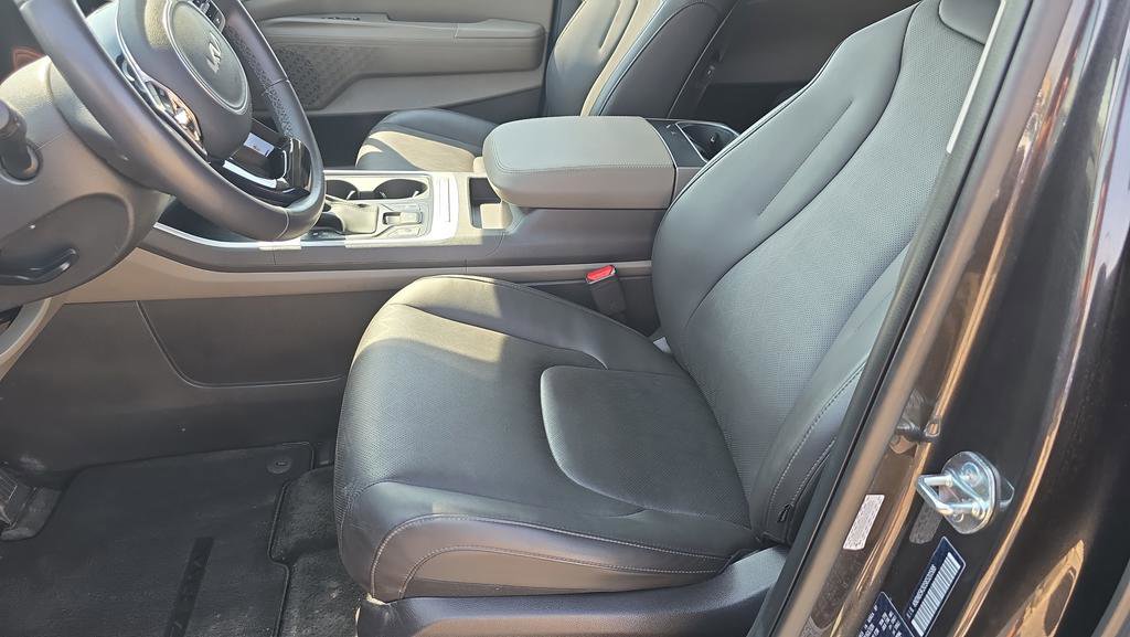 Used 2025 Kia Carnival FWD image 13