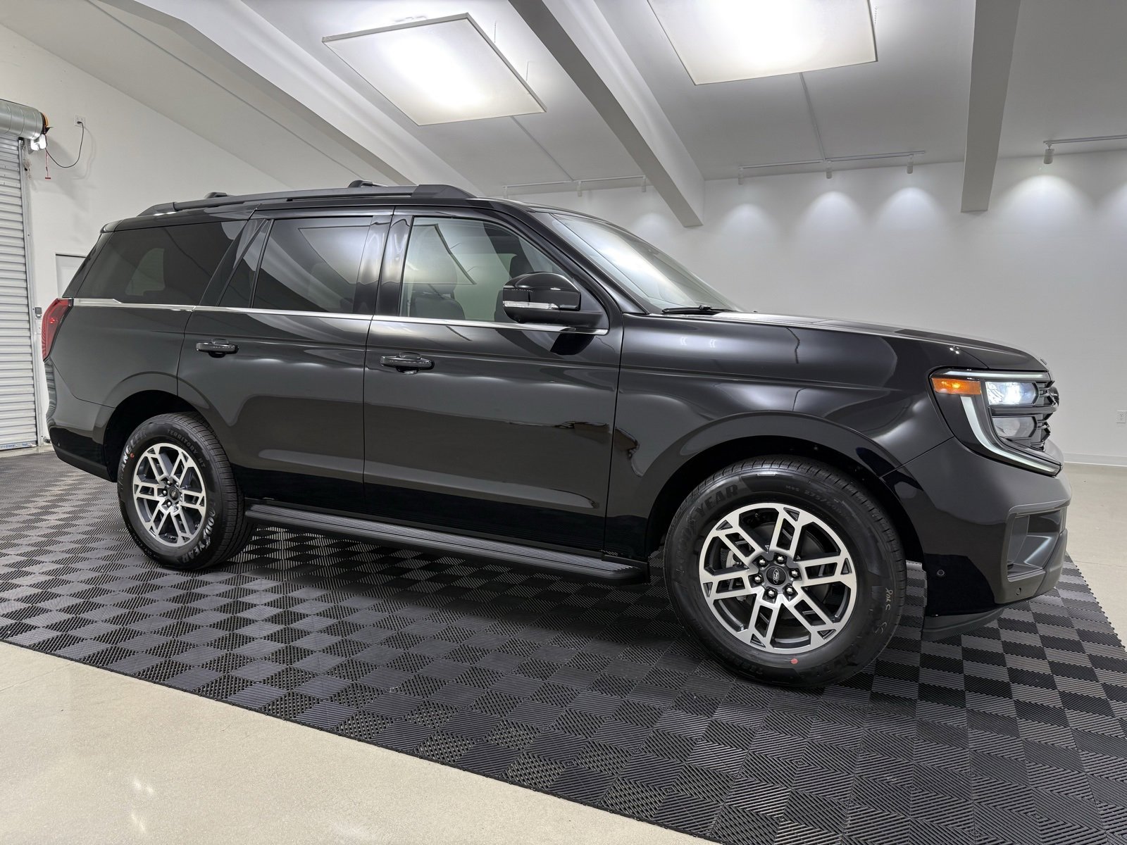 New 2025 Ford Expedition Active image 1