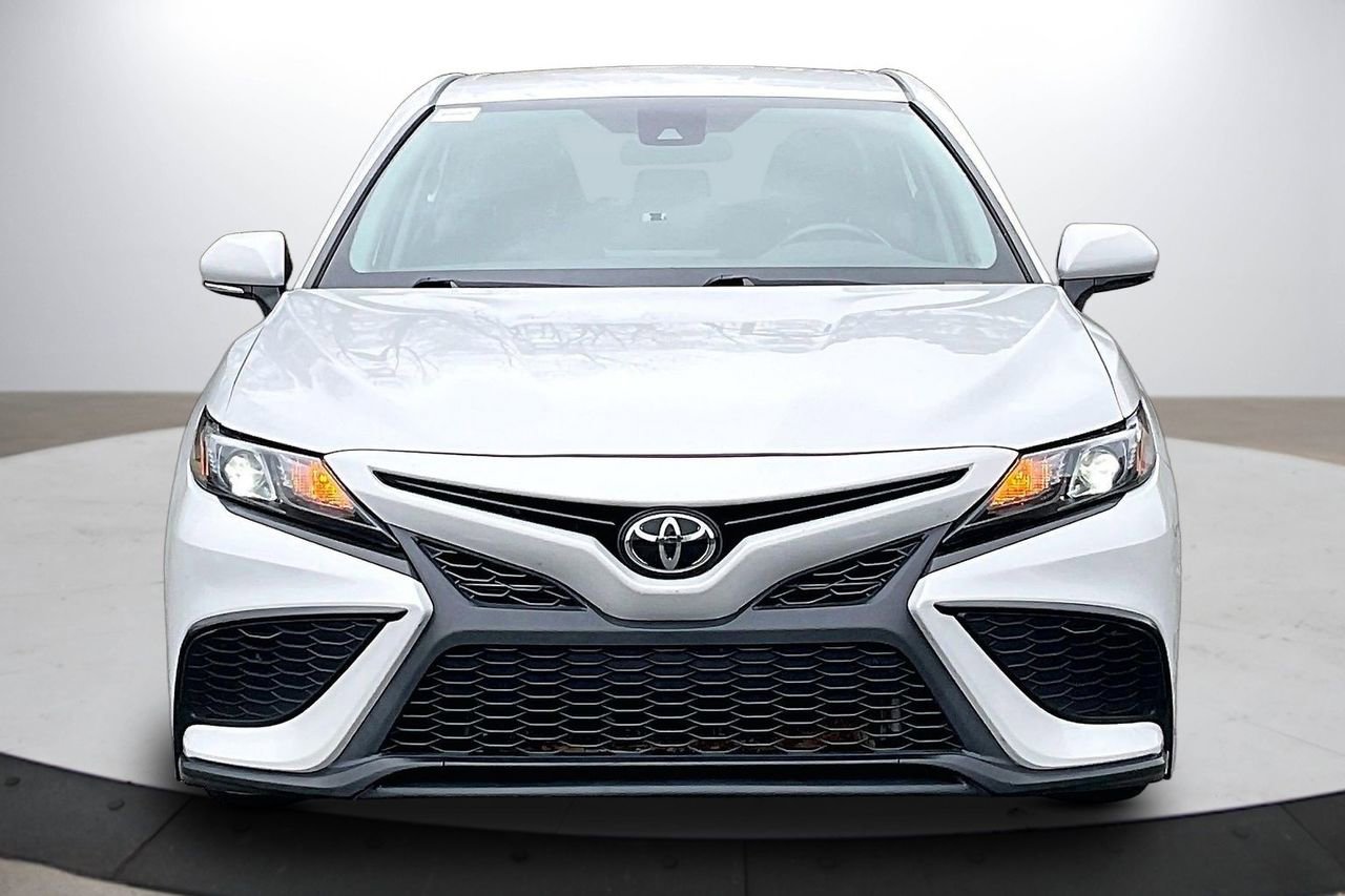 Used 2023 Toyota Camry SE image 3
