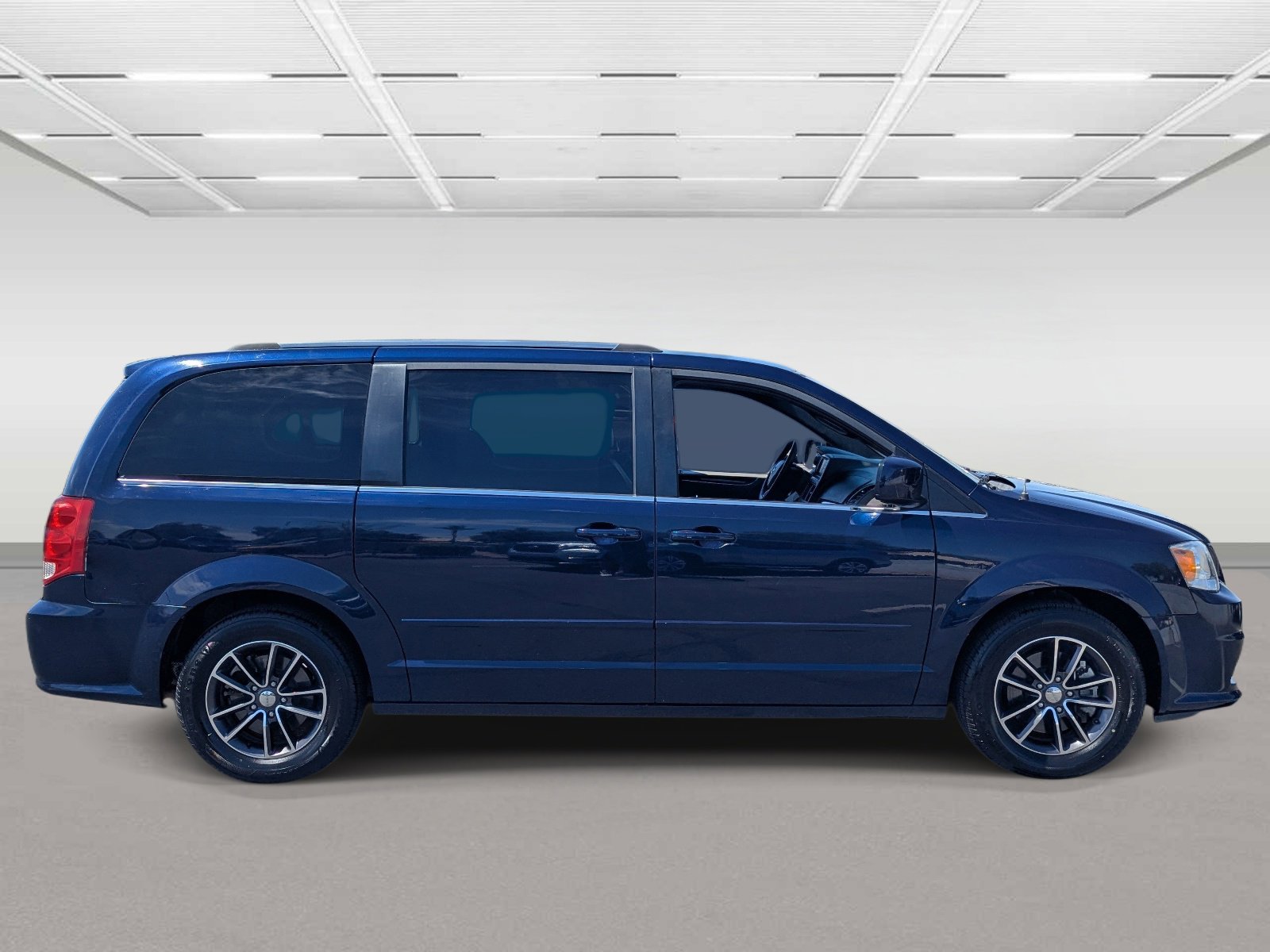 Used 2017 Dodge Grand Caravan SXT w/ Driver Convenience Group FWD image 7