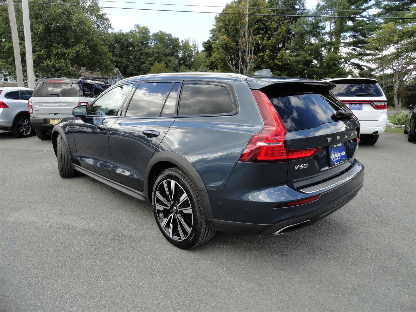 Used 2022 Volvo V60 T5 Cross Country w/ Advanced Package AWD/4WD image 7