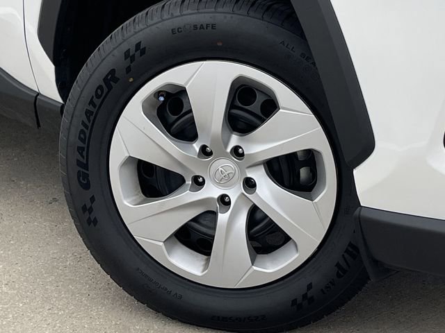 Used 2025 Toyota RAV4 LE AWD/4WD image 9