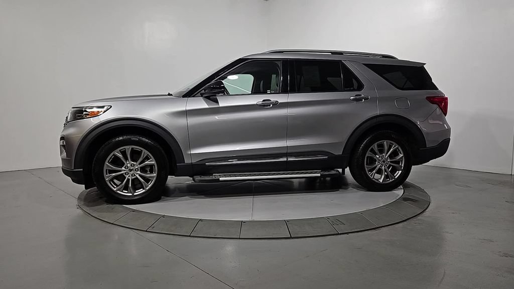 Used 2021 Ford Explorer Limited w/ Equipment Group 301A AWD/4WD image 2