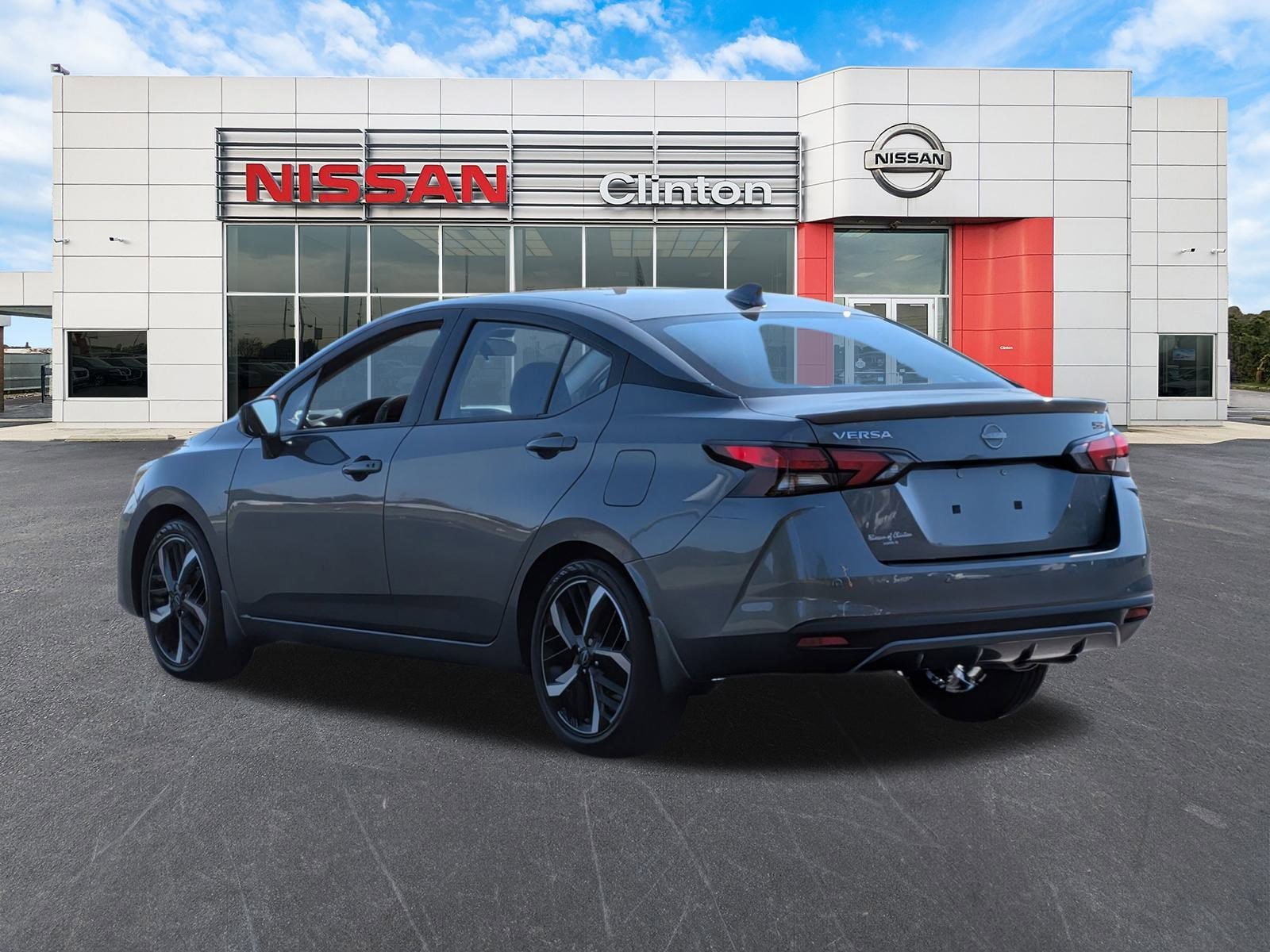 New 2025 Nissan Versa SR w/ Trunk Package FWD image 5