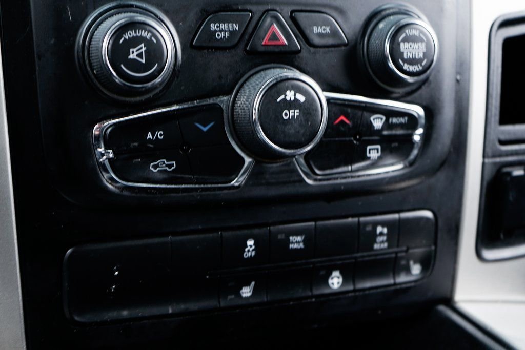 Used 2020 RAM 1500 Classic SLT w/ Luxury Group image 28