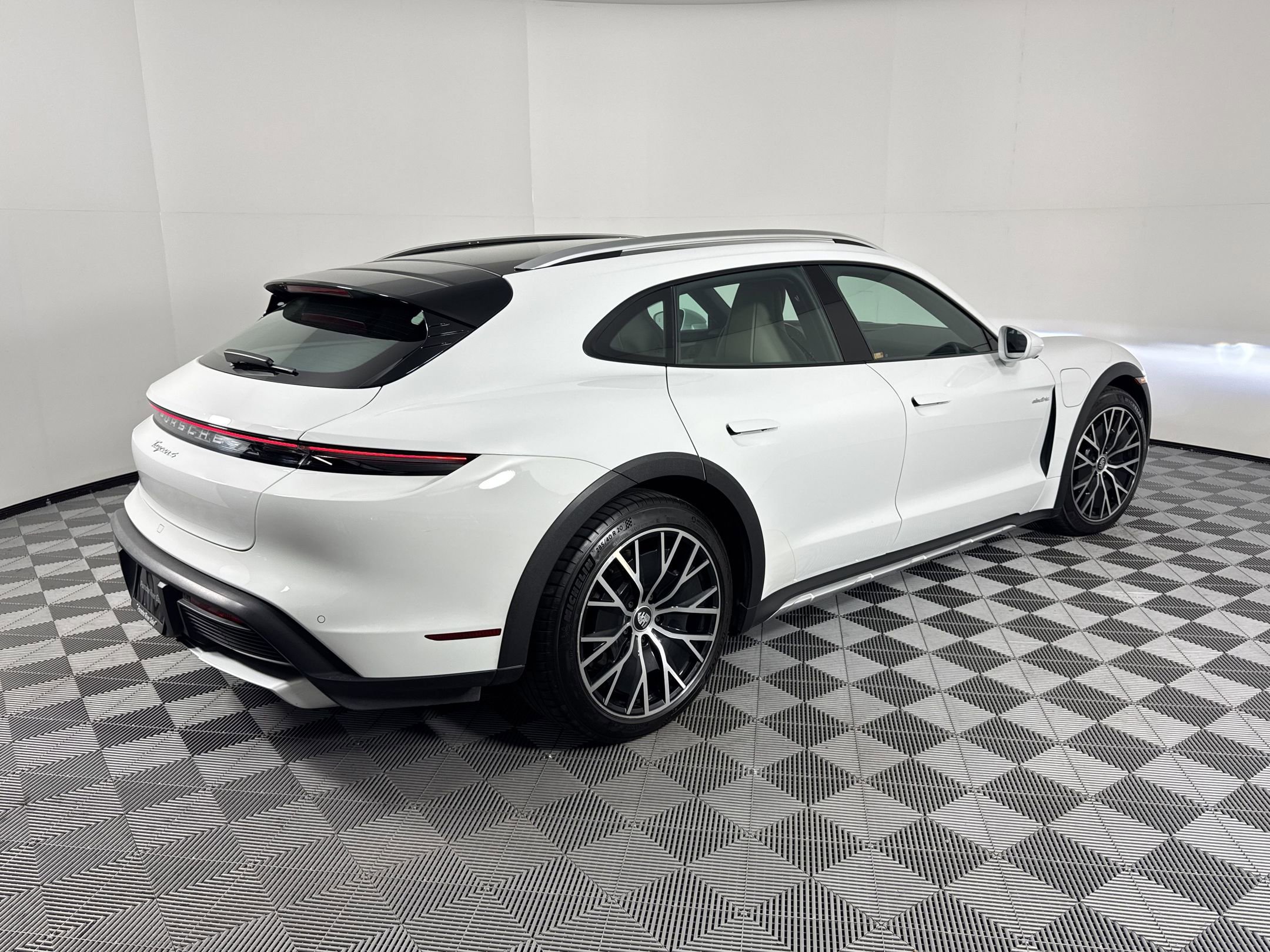 Certified 2024 Porsche Taycan 4 Cross Turismo AWD/4WD image 9