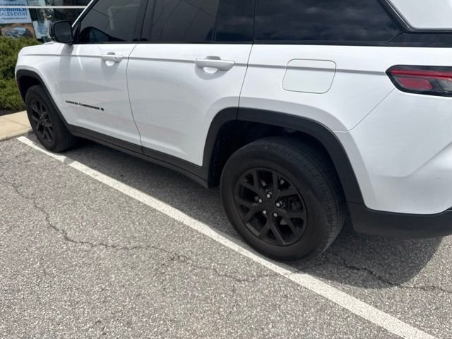 Used 2024 Jeep Grand Cherokee Altitude AWD/4WD image 4