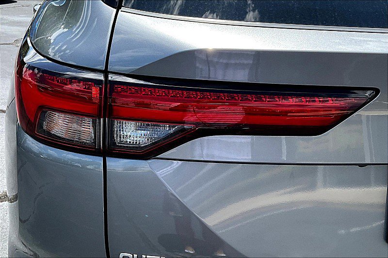 Used 2023 Mitsubishi Outlander SE image 11