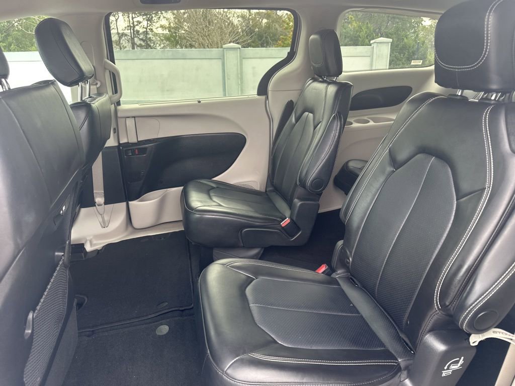 Used 2024 Chrysler Pacifica Touring-L image 14