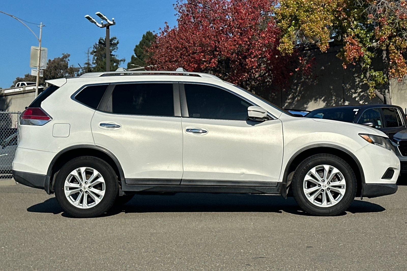 Used 2014 Nissan Rogue SV w/ SV Premium Package image 3