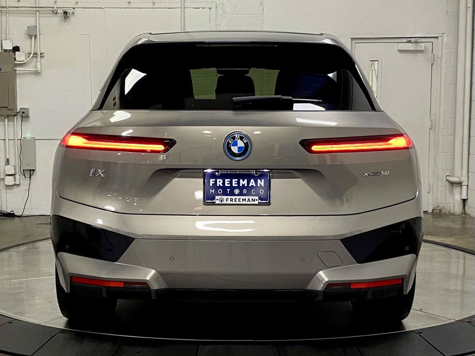Used 2024 BMW iX xDrive50 w/ Sport Package AWD/4WD image 8