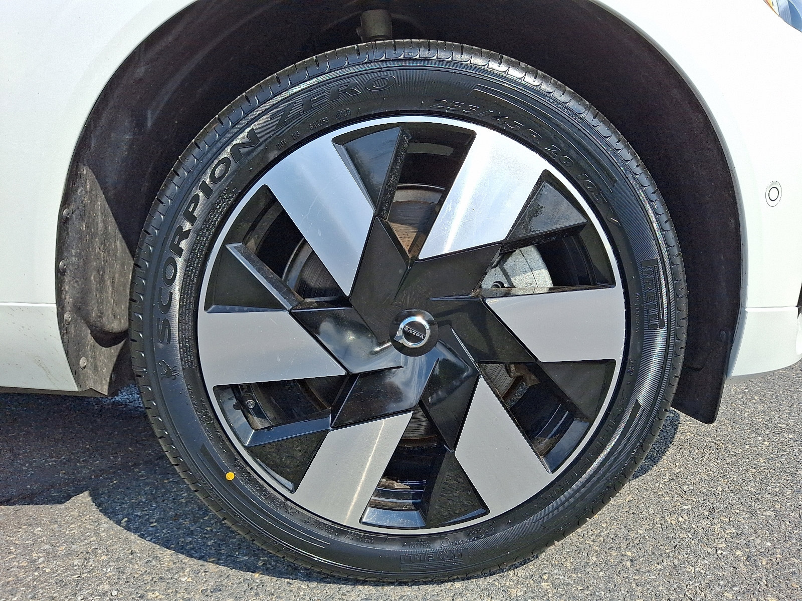 Used 2024 Volvo XC60 T8 Plus w/ Protection Package Premier image 8