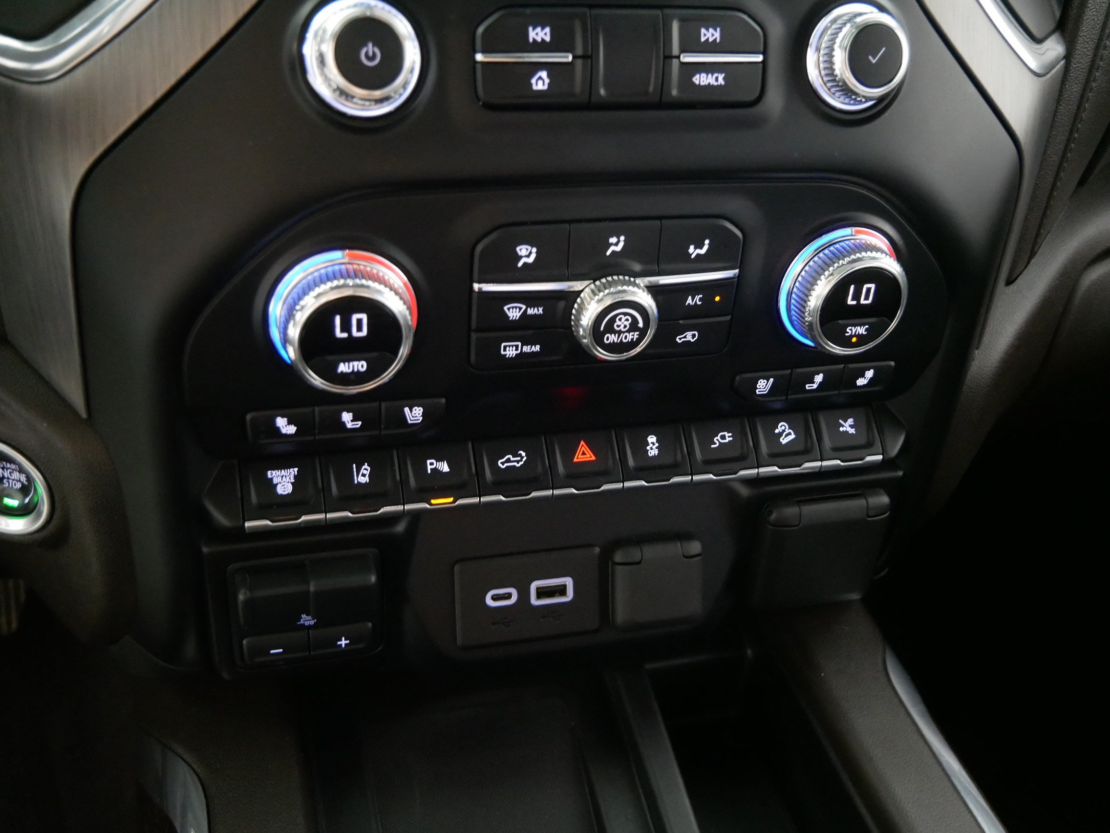 Certified 2021 GMC Sierra 3500 Denali w/ Denali Black Diamond Edition AWD/4WD image 23