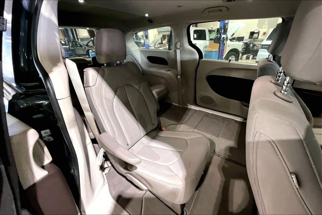 Used 2020 Chrysler Pacifica Touring w/ Tire & Wheel Group image 23