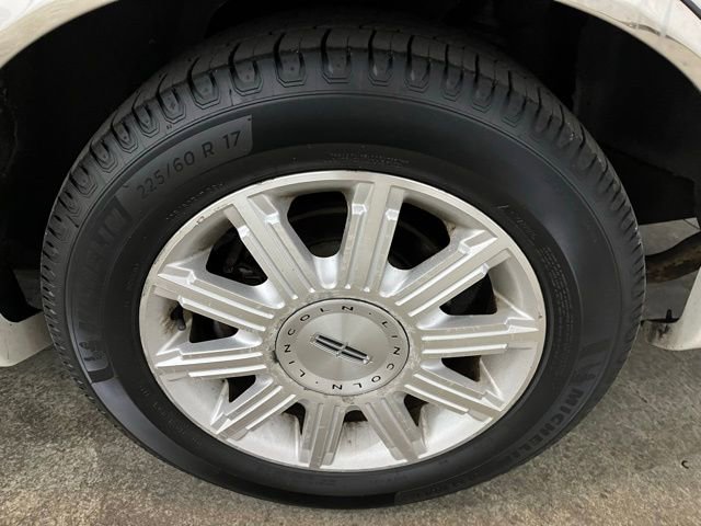 Used 2005 Lincoln Town Car Signature Limited image 10