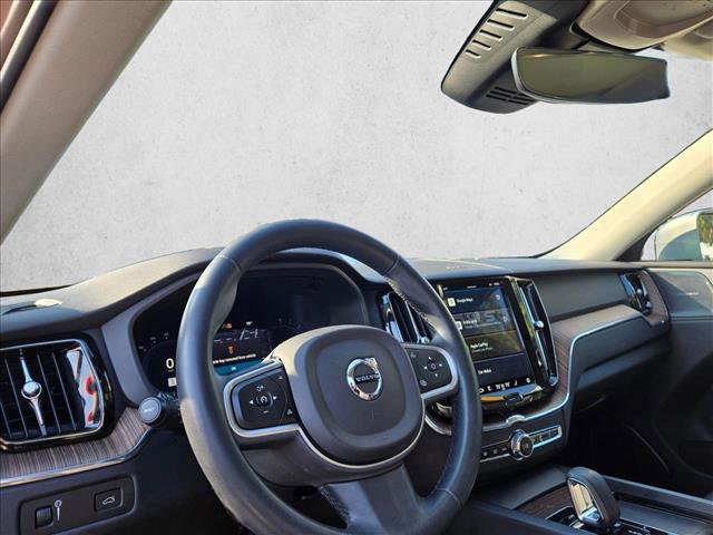 Used 2022 Volvo XC60 B5 Momentum image 9
