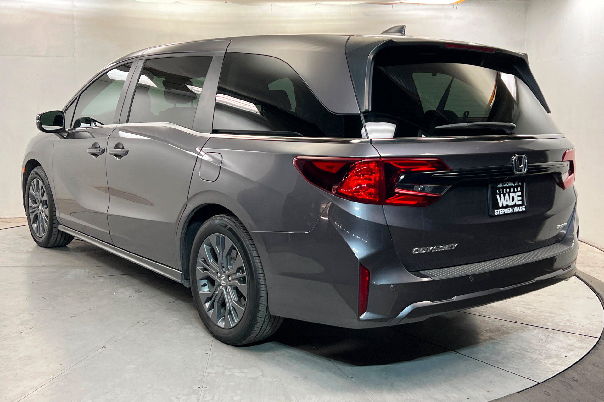 Used 2025 Honda Odyssey Touring image 3