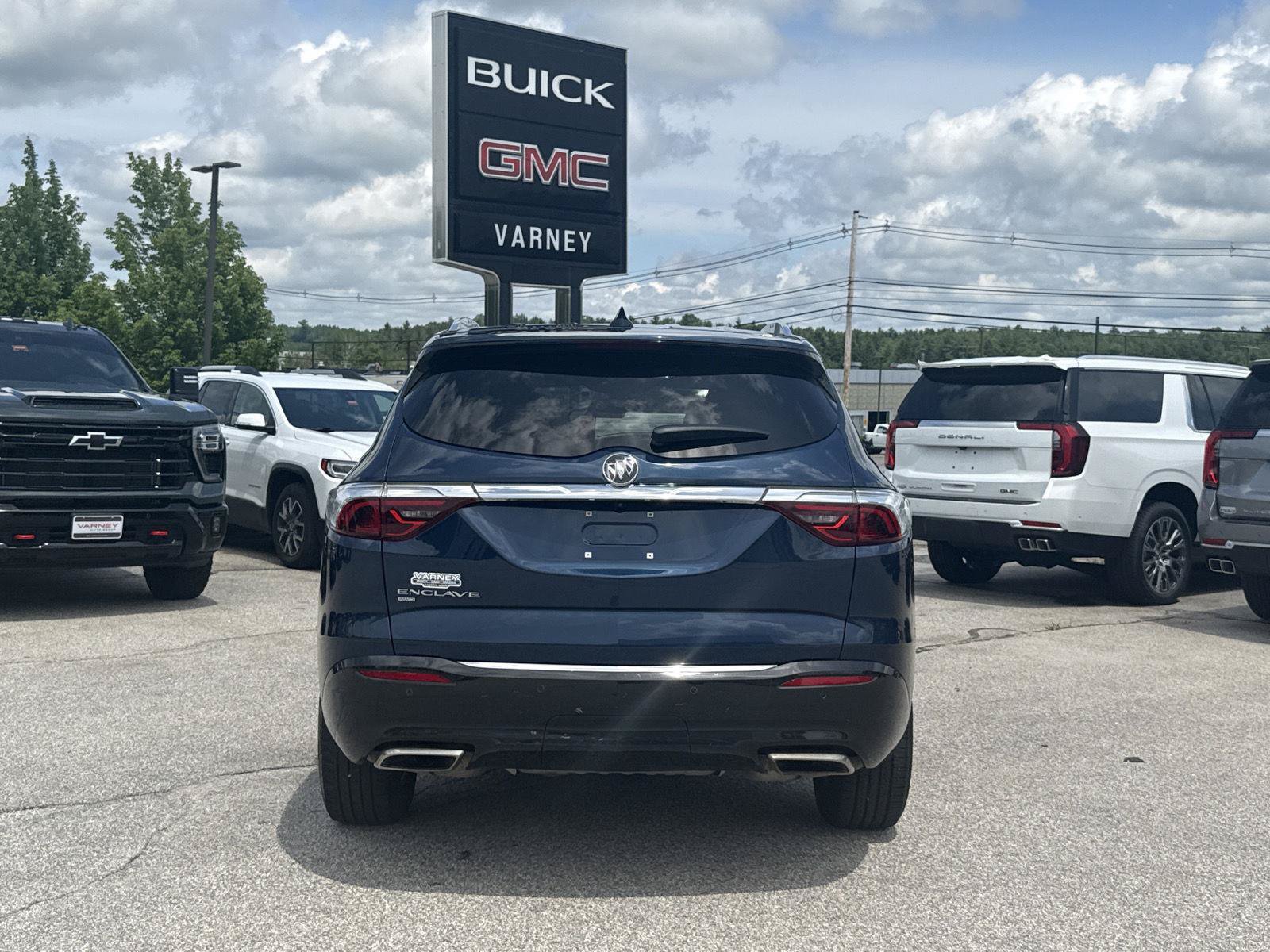 Used 2023 Buick Enclave Essence AWD/4WD image 7