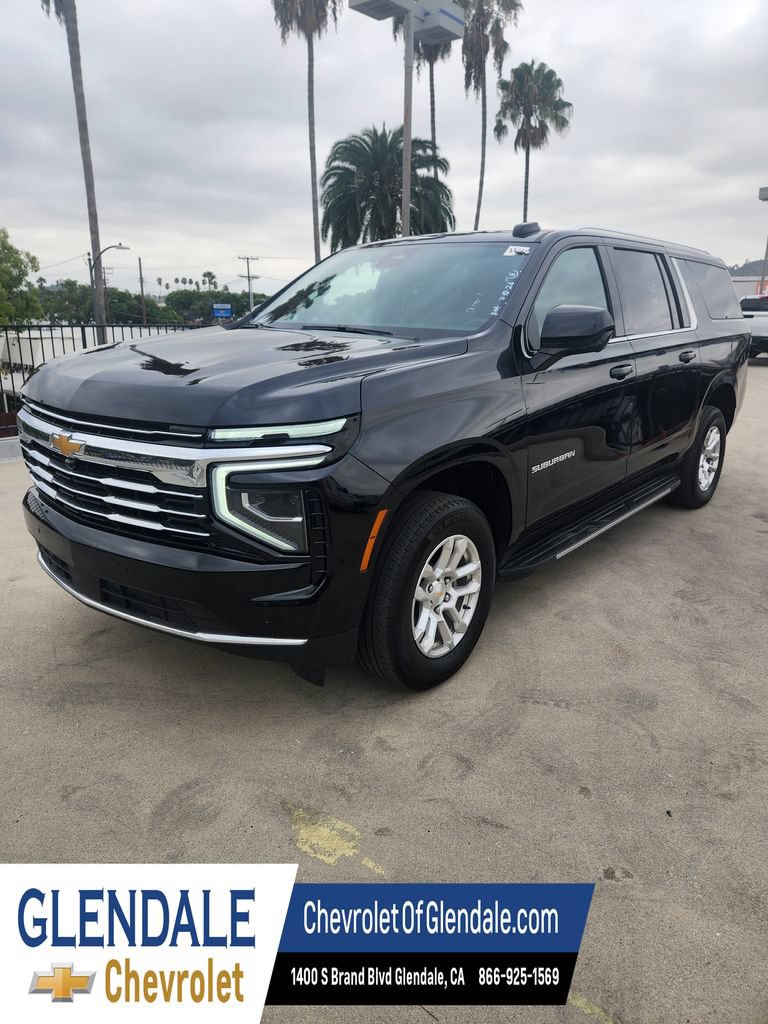 Used 2025 Chevrolet Suburban LT AWD/4WD image 2