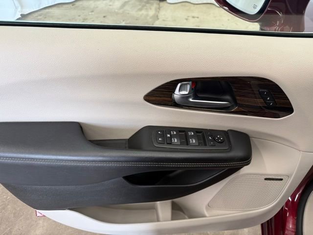 Used 2022 Chrysler Pacifica Limited FWD image 16