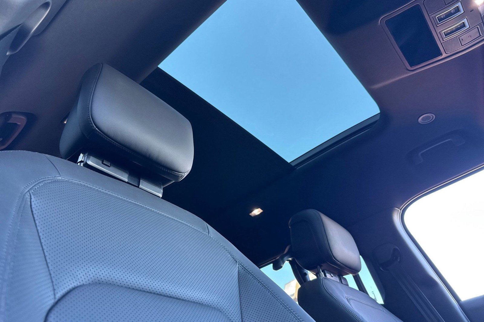 New 2026 Land Rover Defender 130 X-Dynamic SE image 13