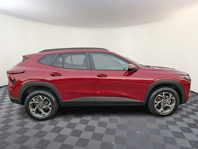 Used 2025 Chevrolet Trax LT FWD image 7