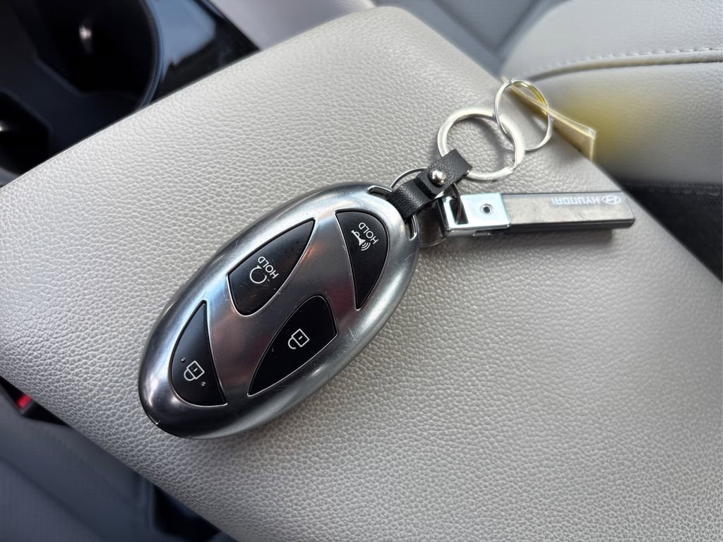 Used 2025 Hyundai Elantra Limited image 33