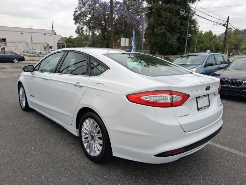Used 2016 Ford Fusion SE FWD image 4