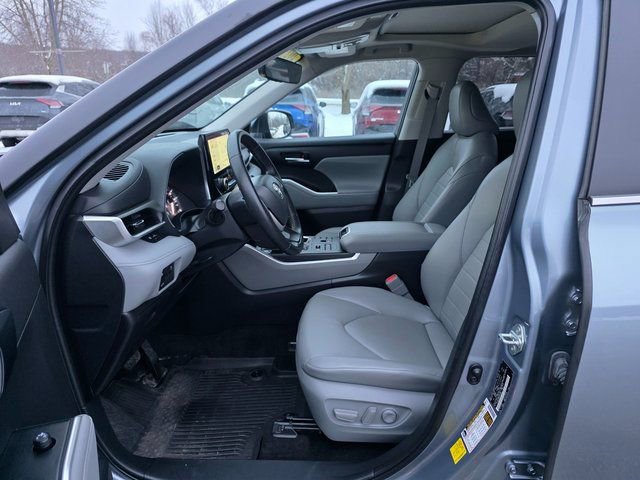 Used 2023 Toyota Highlander XLE image 17