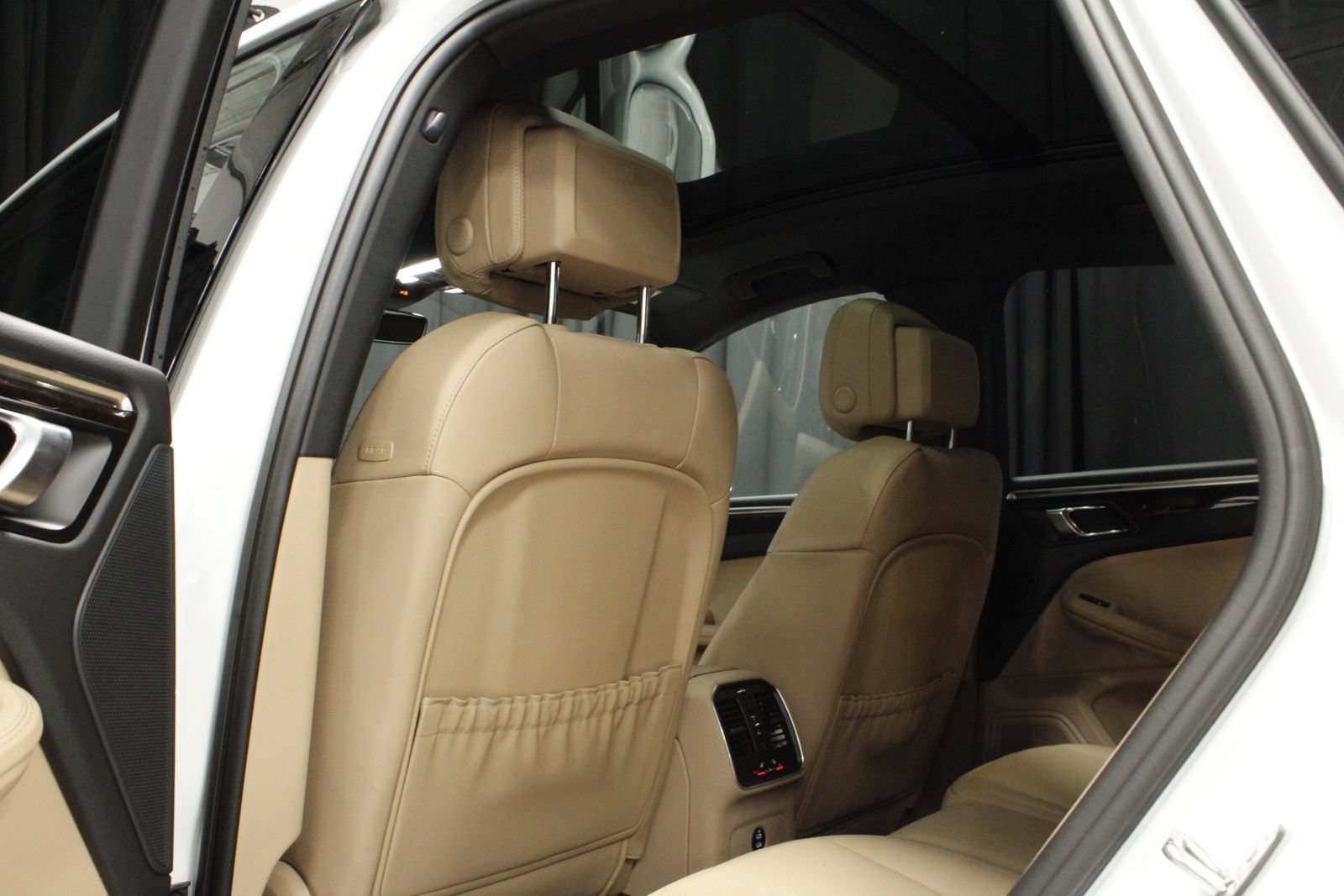 Certified 2025 Porsche Macan AWD/4WD image 27