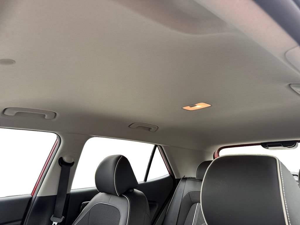 Certified 2022 Hyundai Venue Limited FWD image 18