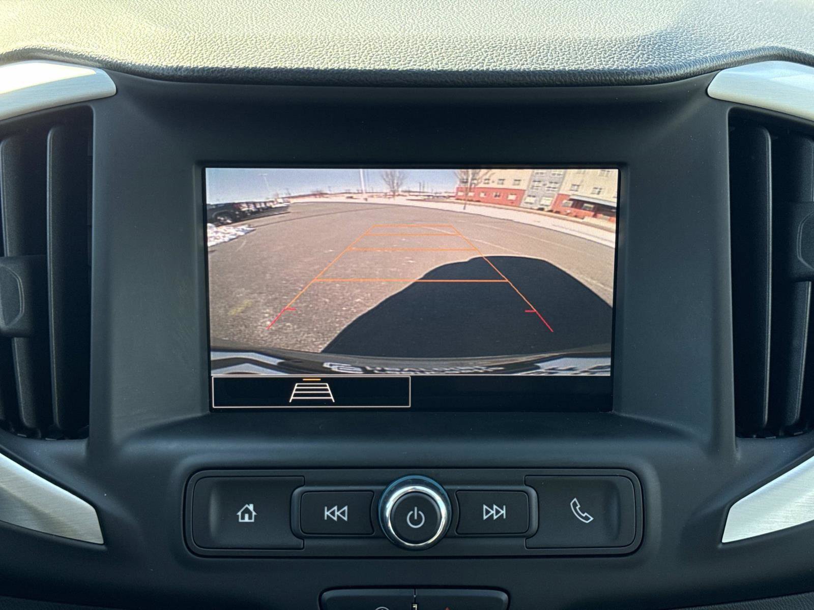 Used 2023 GMC Terrain SLE w/ Driver Convenience Package image 4